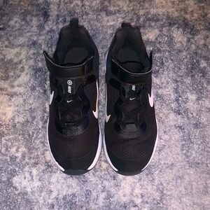 Boys Nike Revolution 6